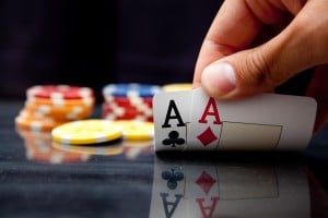 Un joueur de poker montre sa paire d'as