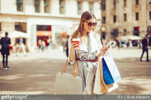 ecommerce-mode-achat-en-ligne-reseaux-sociaux-web-femme-telephone-sacs-shopping-tendancs