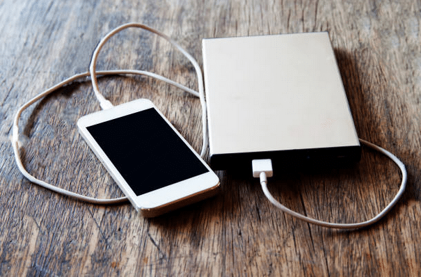 Smartphone qui charge avec une batterie de secours